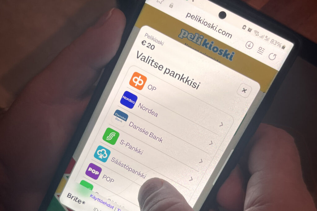 Rekisteröitymisvapaa kasino Pelikioski älypuhelimella – pelaaja valitsee pankin, kuten OP, Nordea tai S-Pankki, nopeaa ja turvallista talletusta varten.