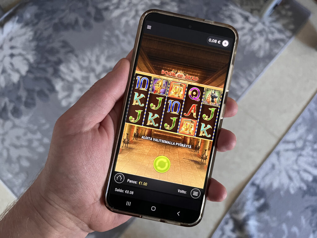 Kuvan Book of Dead on yksi Suomen suosituimmista kasinopeleistä. Book of Dead peliä tarjotaan noin 84-95 % palautusprosenteilla, joten ero tuntuu suurelta vaikka peli ei visuaalisesti muuttuisikaan.